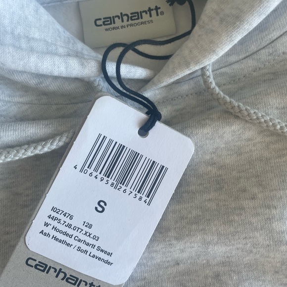 Women’s small Carhartt fits like a medium - Picture 2 of 3